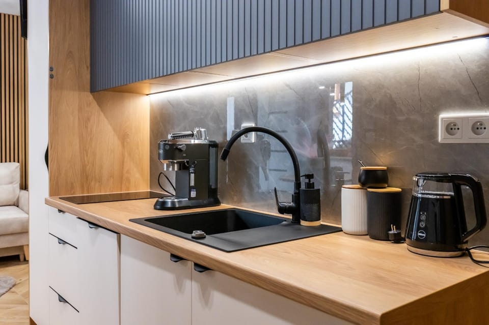 Coffee/tea facilities, Kitchen or kitchenette, stove