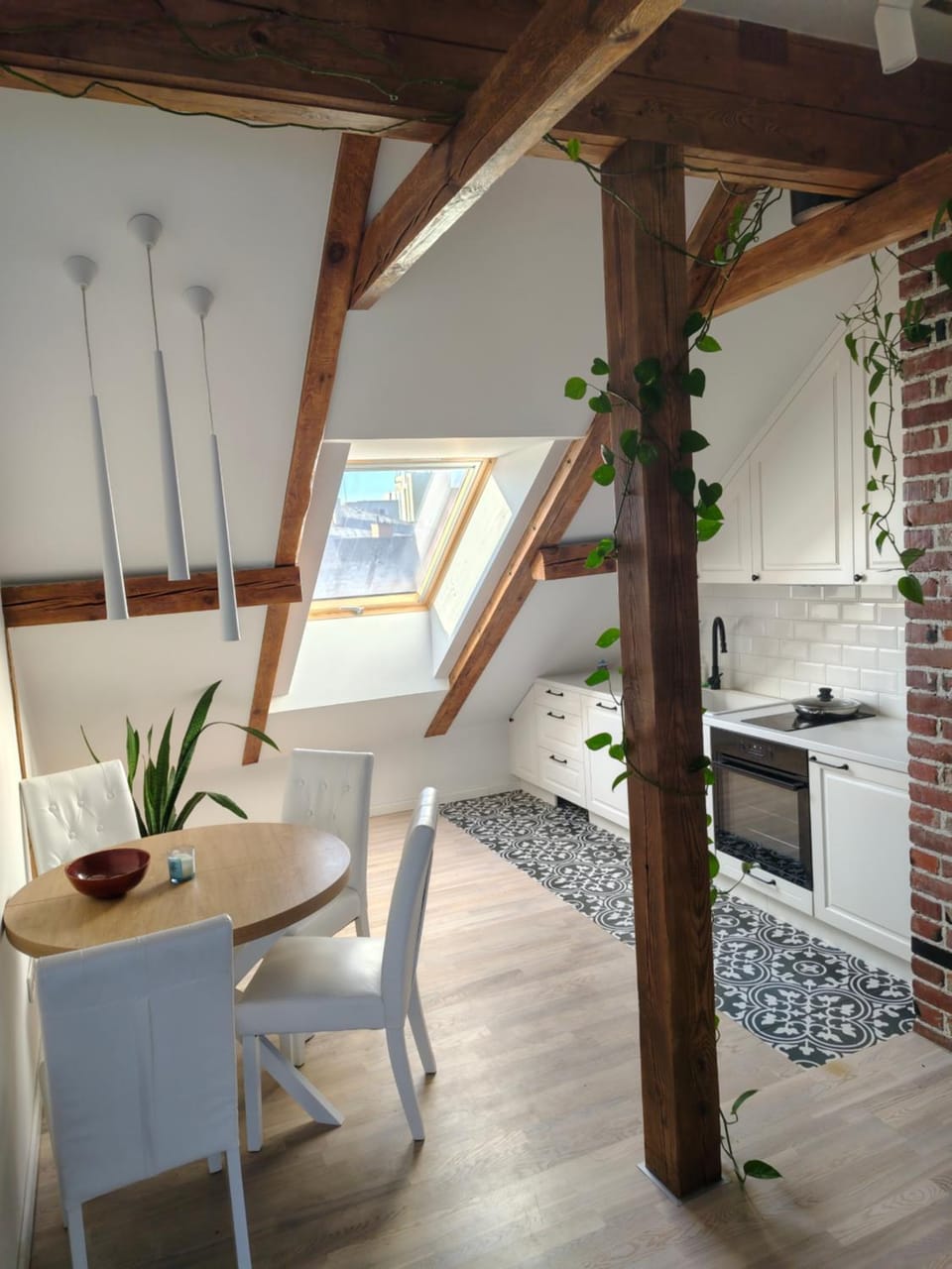 Kitchen or kitchenette, Dining area