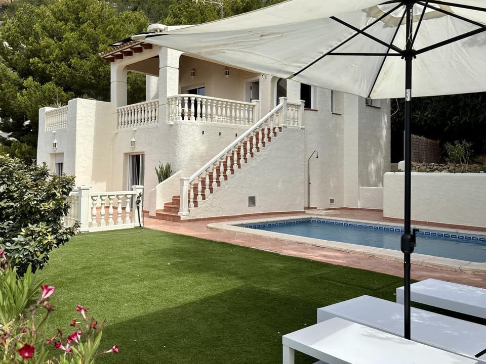 Property building, Balcony/Terrace, Swimming pool
