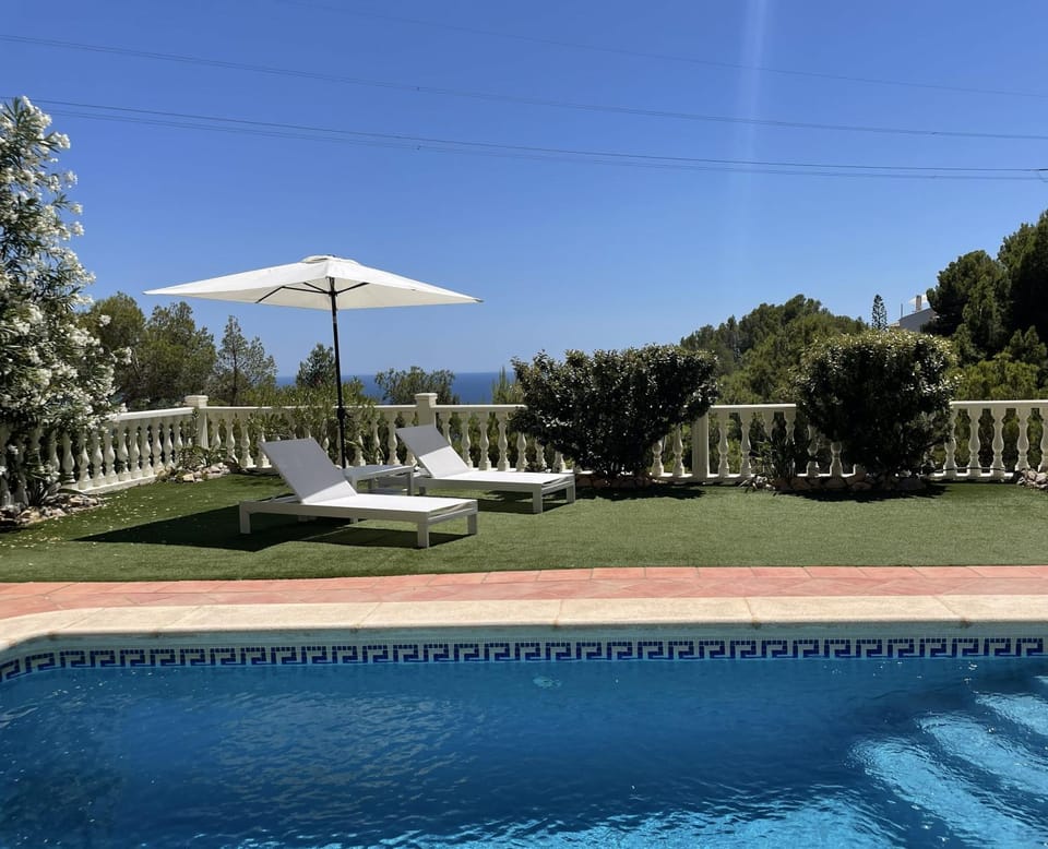 Swimming pool, sunbed