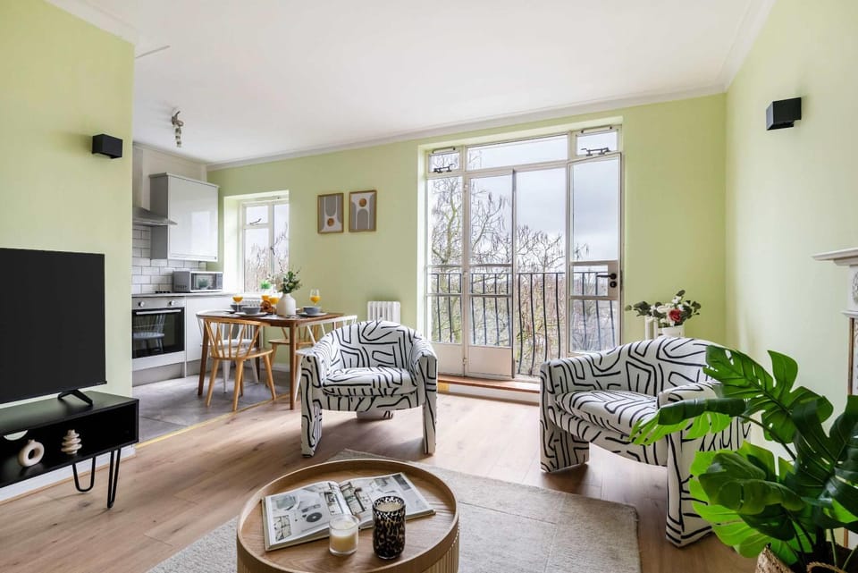TV and multimedia, Kitchen or kitchenette, Living room, Seating area, Dining area