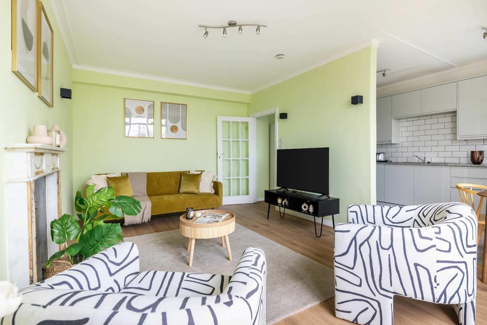 TV and multimedia, Living room, Seating area, Evening entertainment