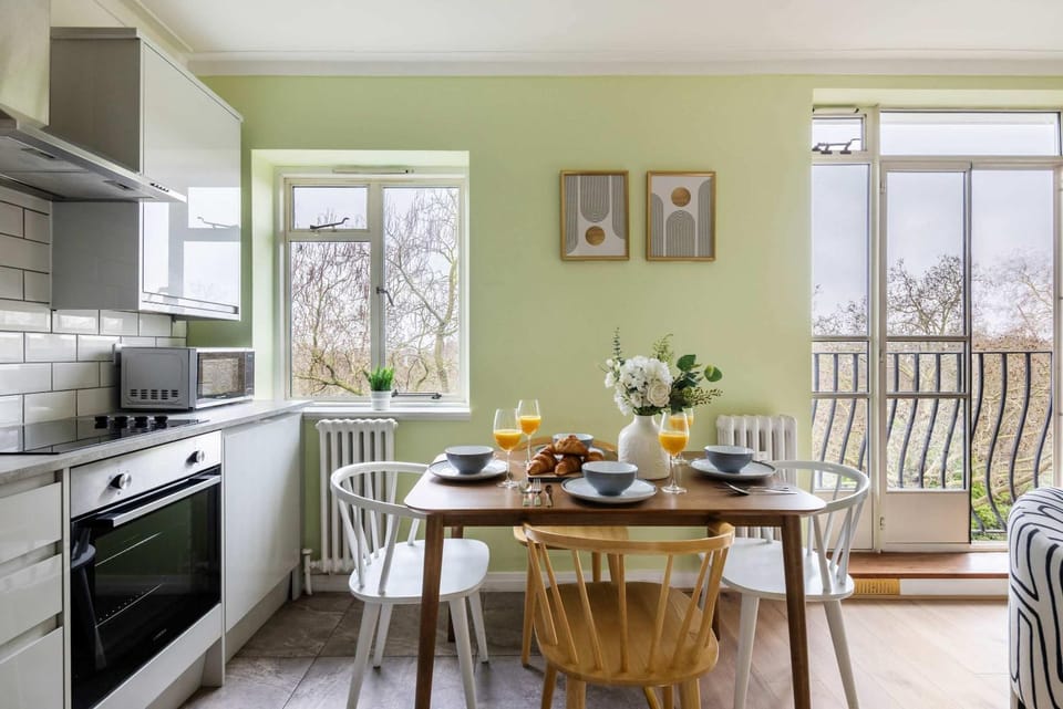 Kitchen or kitchenette, Living room, Food and drinks, Seating area, Dining area, Food, oven, stove