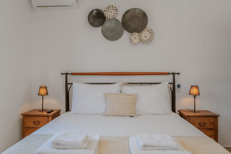 Bed, Photo of the whole room, Bedroom, towels, air conditioner