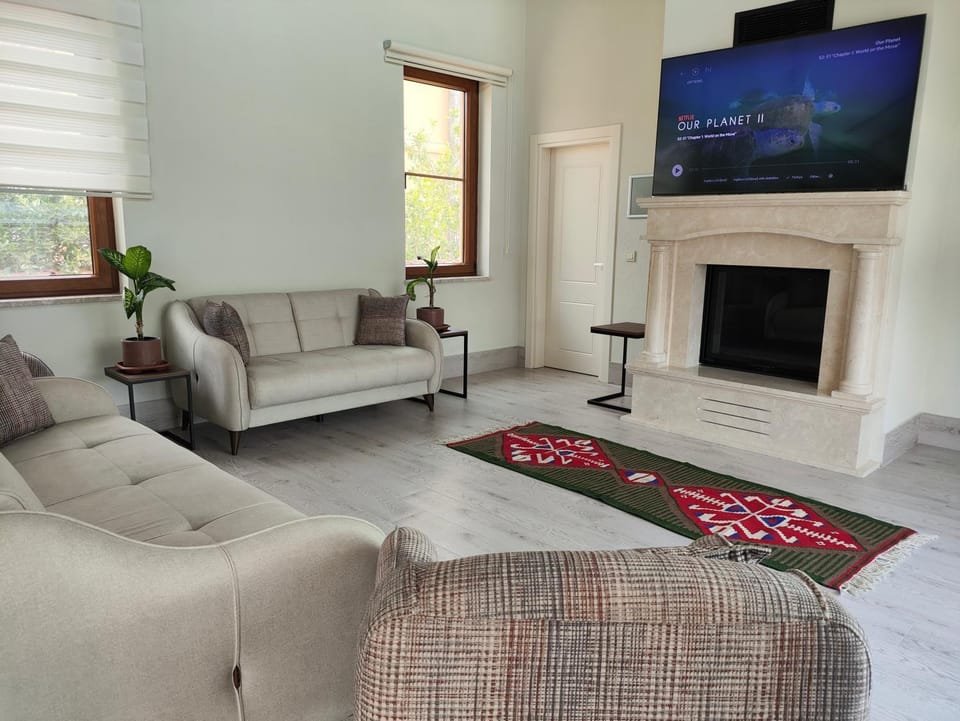 Communal lounge/ TV room, TV and multimedia, Living room