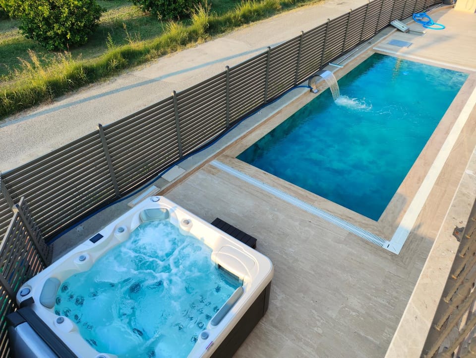Hot Tub, Pool view