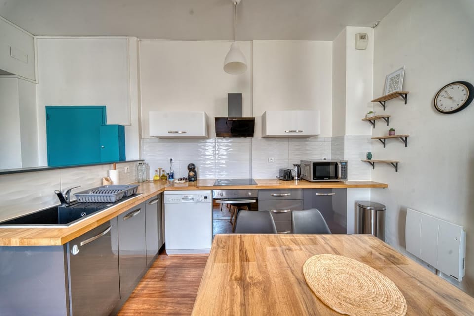 Coffee/tea facilities, dishwasher, microwave, oven, toaster, kitchen