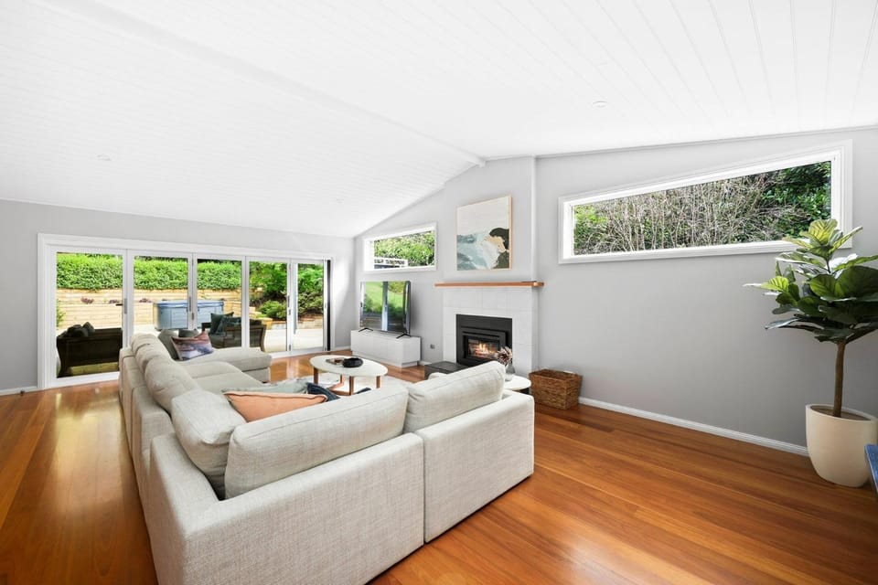 Carinya Centennial Bowral Spa Retreat House in Bowral