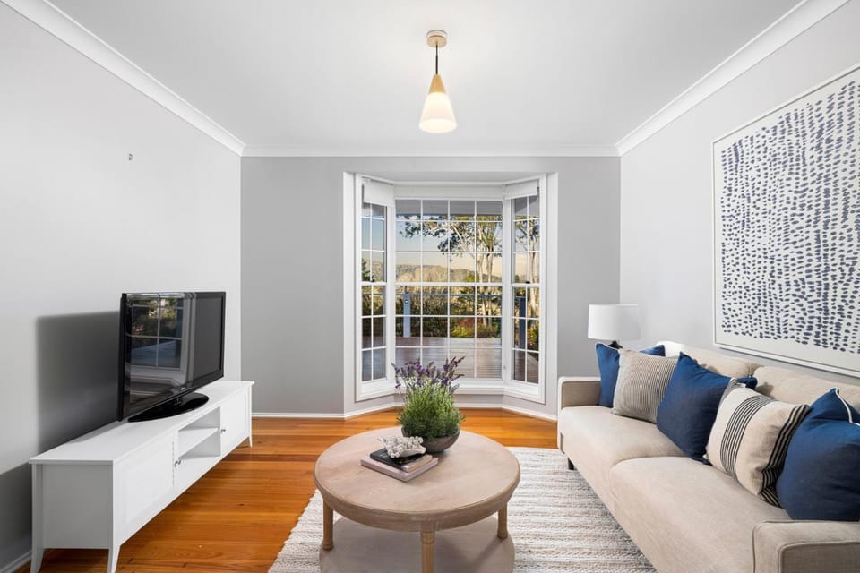 Carinya Centennial Bowral Spa Retreat House in Bowral
