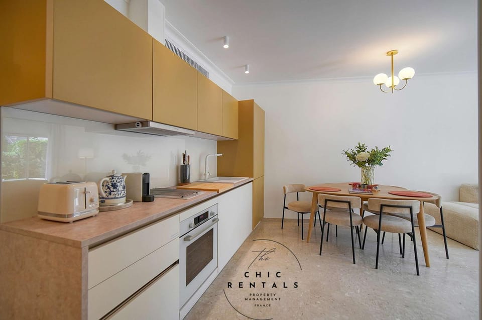 Coffee/tea facilities, Kitchen or kitchenette, Dining area, dishwasher, oven, stove, toaster