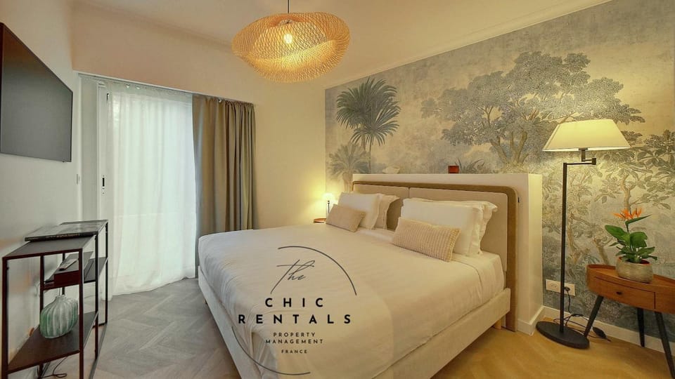 Bed, TV and multimedia, Bedroom