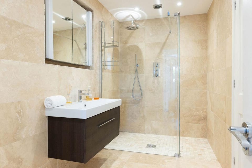 Bosham Getaway in Relaxed Seafront Luxury House in Bosham