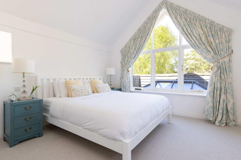 Bosham Getaway in Relaxed Seafront Luxury House in Bosham