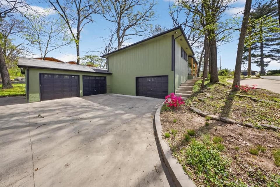 Mid-Century 3BR · Bike Garage · Walk to Square House in Rogers