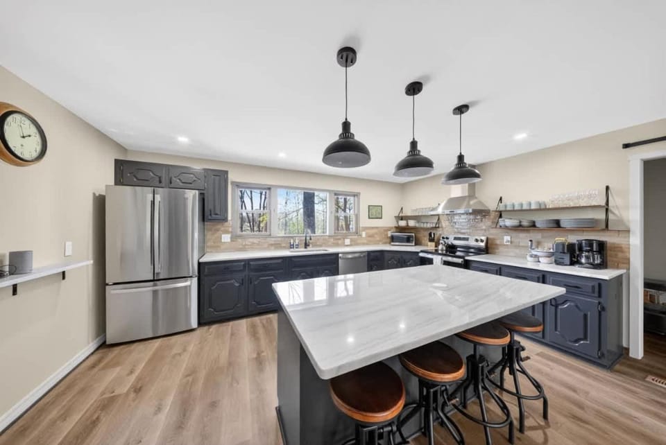 Mid-Century 3BR · Bike Garage · Walk to Square House in Rogers