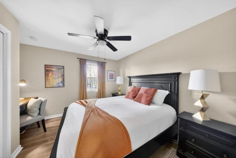 Mid-Century 3BR · Bike Garage · Walk to Square House in Rogers