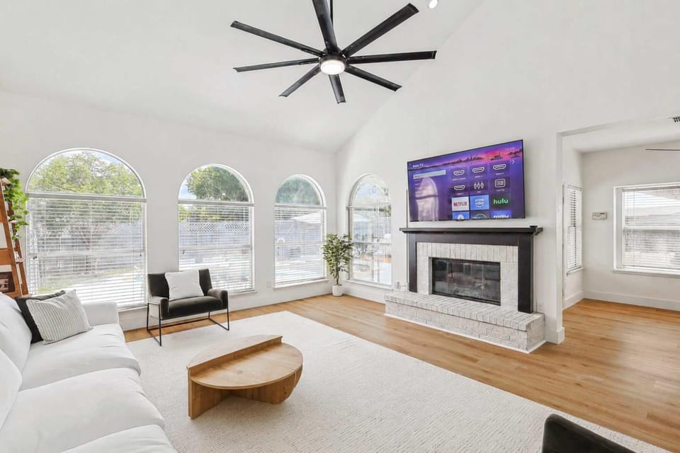 5BD 2 5BA Luxury Retreat with Pool Gym & Games House in DeSoto