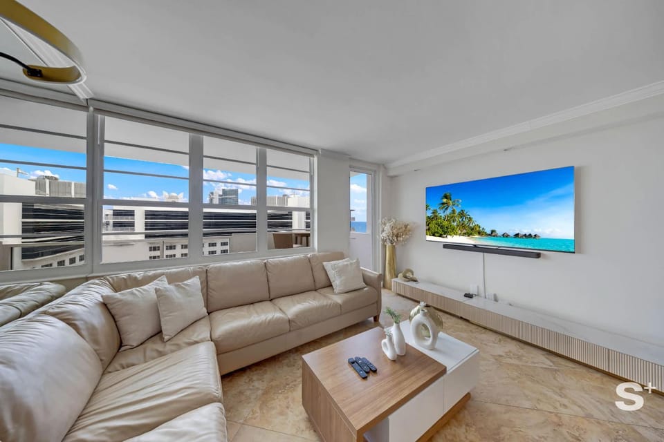 Beachfront Luxury 1BR & Ocean Views - Miami Beach House in Flamingo Lummus