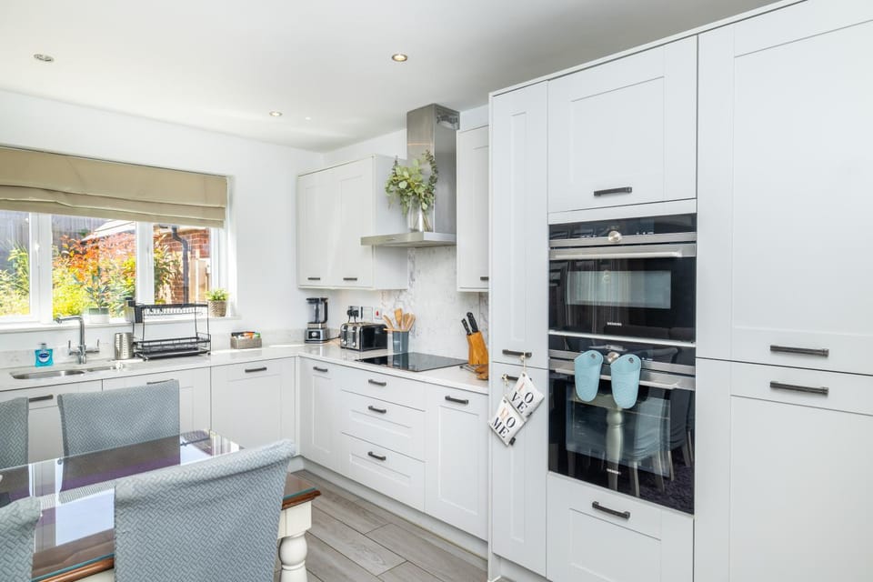 Kitchen or kitchenette, Dining area, dishwasher, minibar, oven, stove, toaster