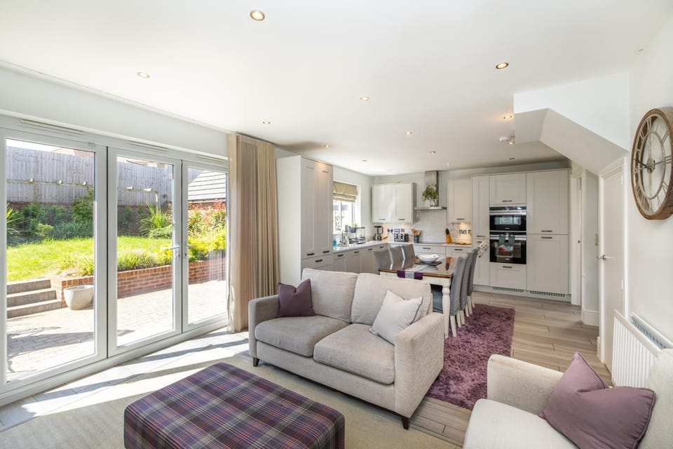 TV and multimedia, Kitchen or kitchenette, Living room, Seating area, Dining area, oven, stove, toaster