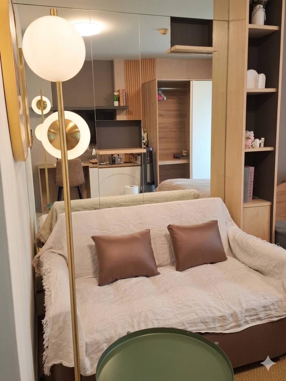 Modern Studio Pool View, King bed, BTS Punnawithi Apartment in Bangkok