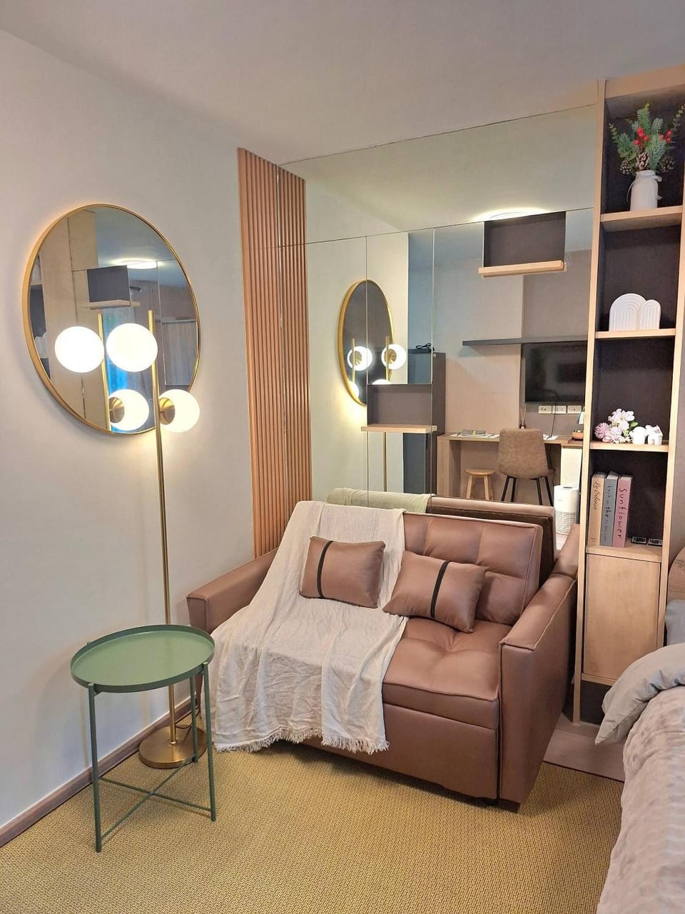 Modern Studio Pool View, King bed, BTS Punnawithi Apartment in Bangkok