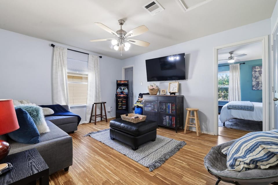 Pool Escape Nr Sea World Hot Tub BBQ Pool Table House in San Antonio
