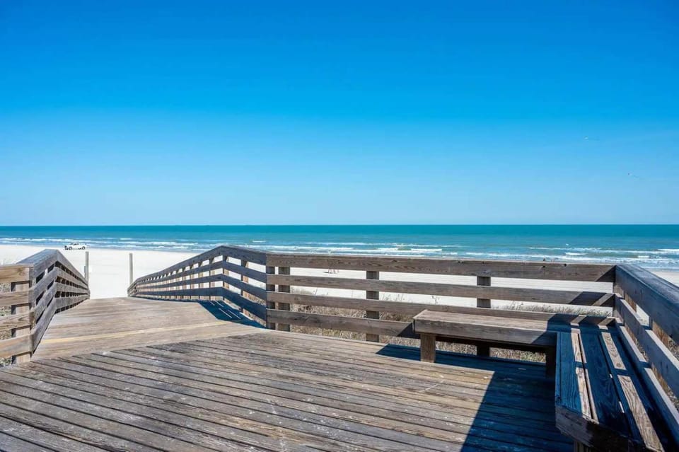 Pier Pressure Pools Beach Access Sunset View House in Port Aransas