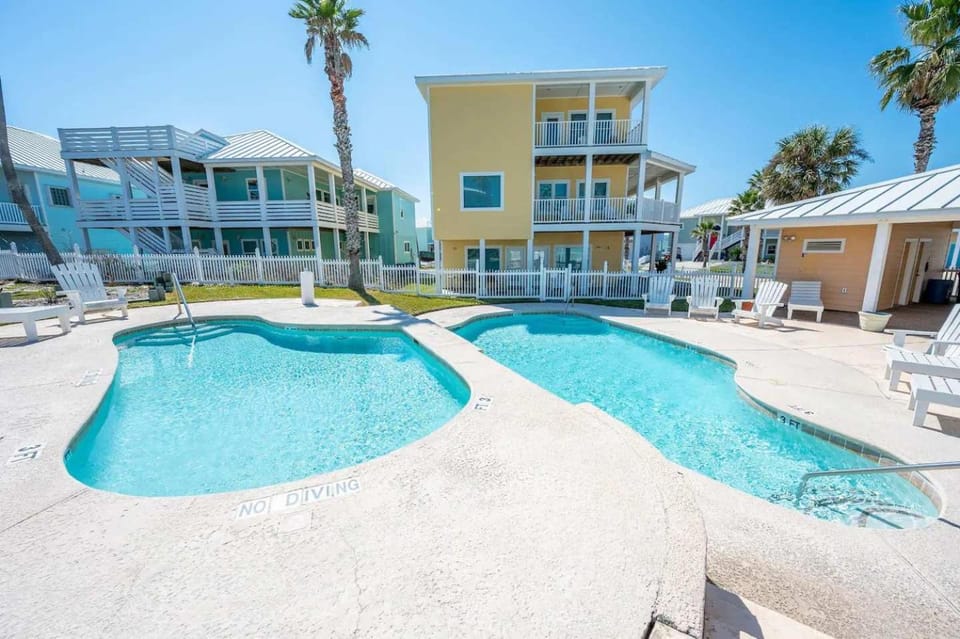 Pier Pressure Pools Beach Access Sunset View House in Port Aransas