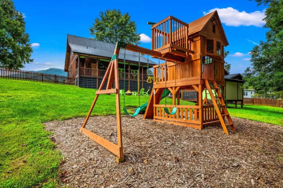 2 Cabins in One- Mtn Views - Hot Tub - Fenced Yard Cabin in Sevier County