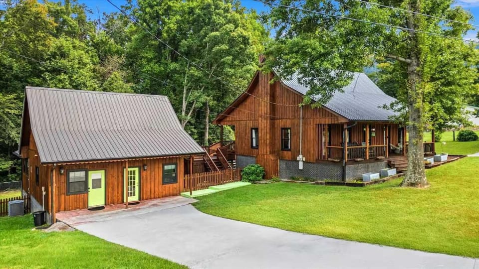 2 Cabins in One- Mtn Views - Hot Tub - Fenced Yard Cabin in Sevier County