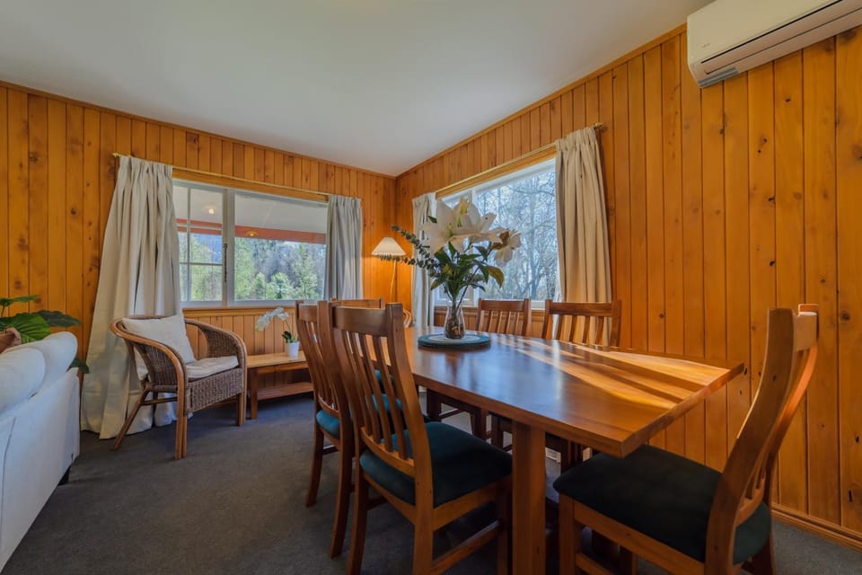 Wildwood Cottage Cozy Secluded Stay House in Canterbury