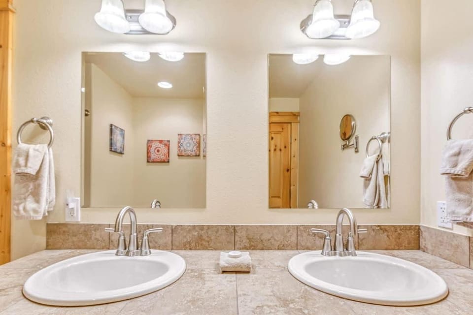 Leavenworth Luxury Condo Fireplace Porch & BBQ House in Leavenworth