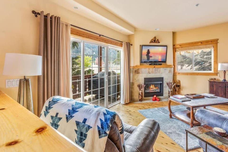 Leavenworth Luxury Condo Fireplace Porch & BBQ House in Leavenworth