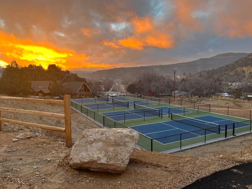 Modern Cabin Near Zion & Bryce w Pool & Hot Tub Cabin in Orderville