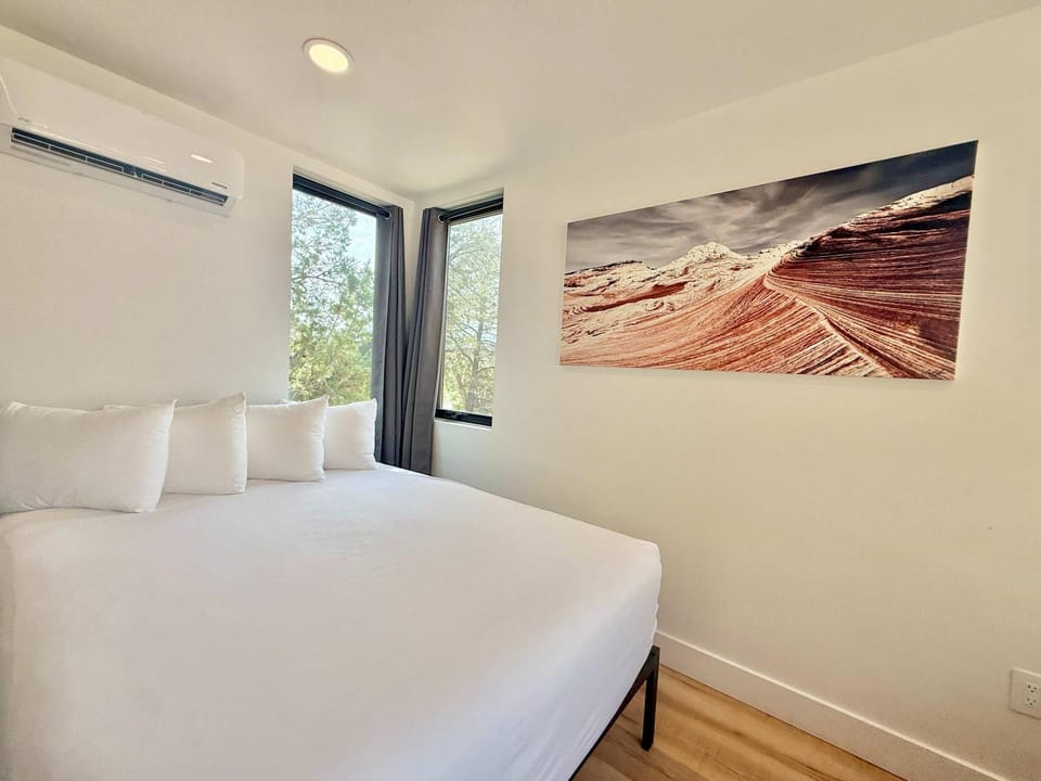 Modern Cabin Near Zion & Bryce w Pool & Hot Tub Cabin in Orderville