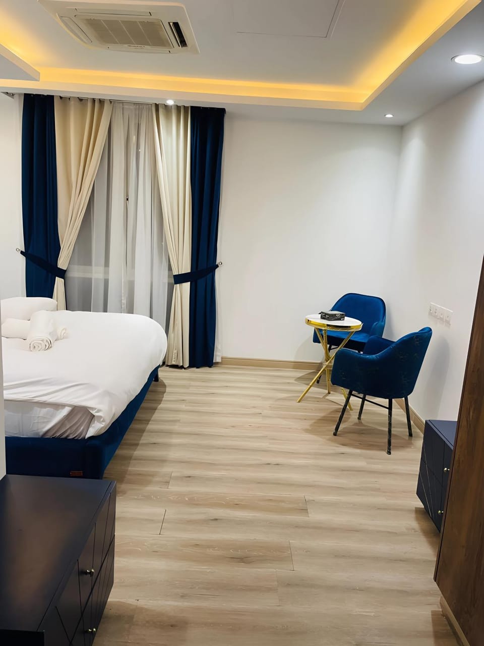 Bed, Living room, Photo of the whole room, Seating area, Bedroom