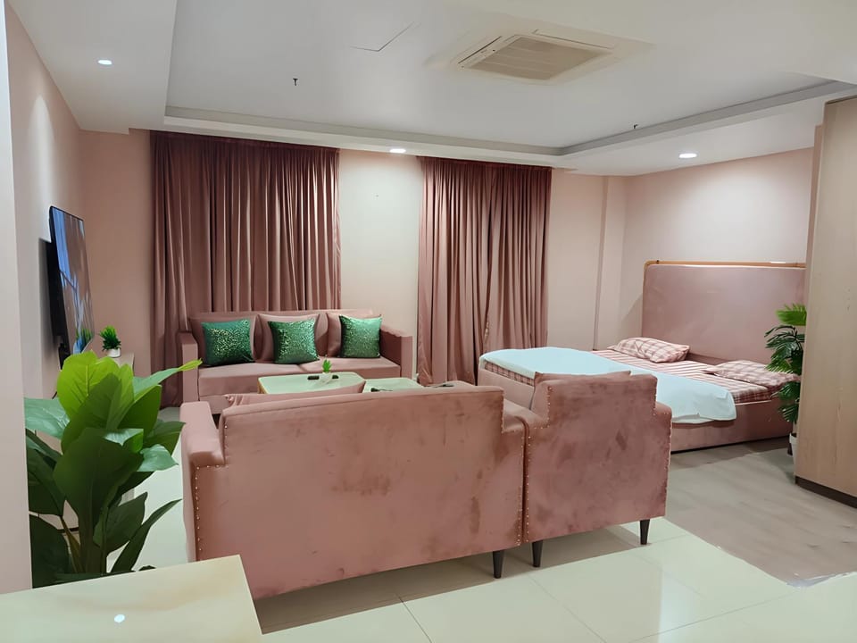 Bed, TV and multimedia, Living room, Photo of the whole room, Seating area, Bedroom