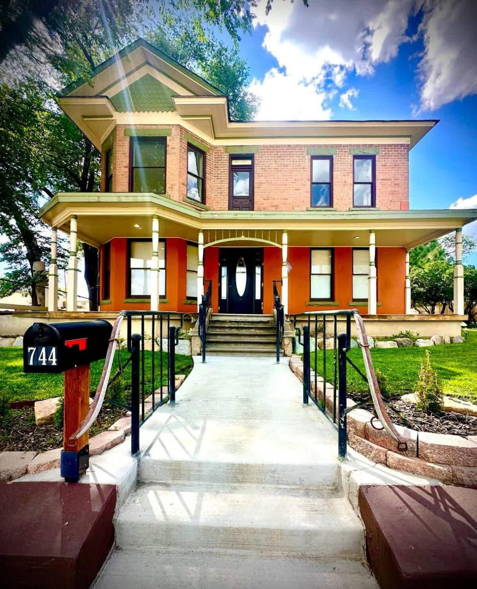 Historic Queen Anne Art House Walk to Downtown House in Raton
