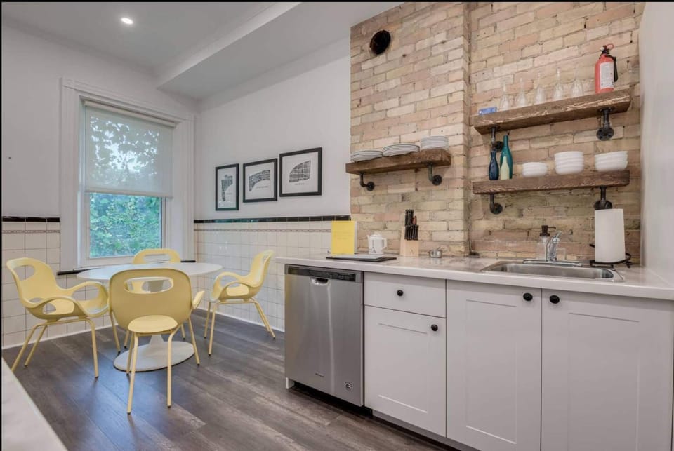 Casa Sherbourne Hotel - Modern Suite Sleeps 7 Hotel in Toronto