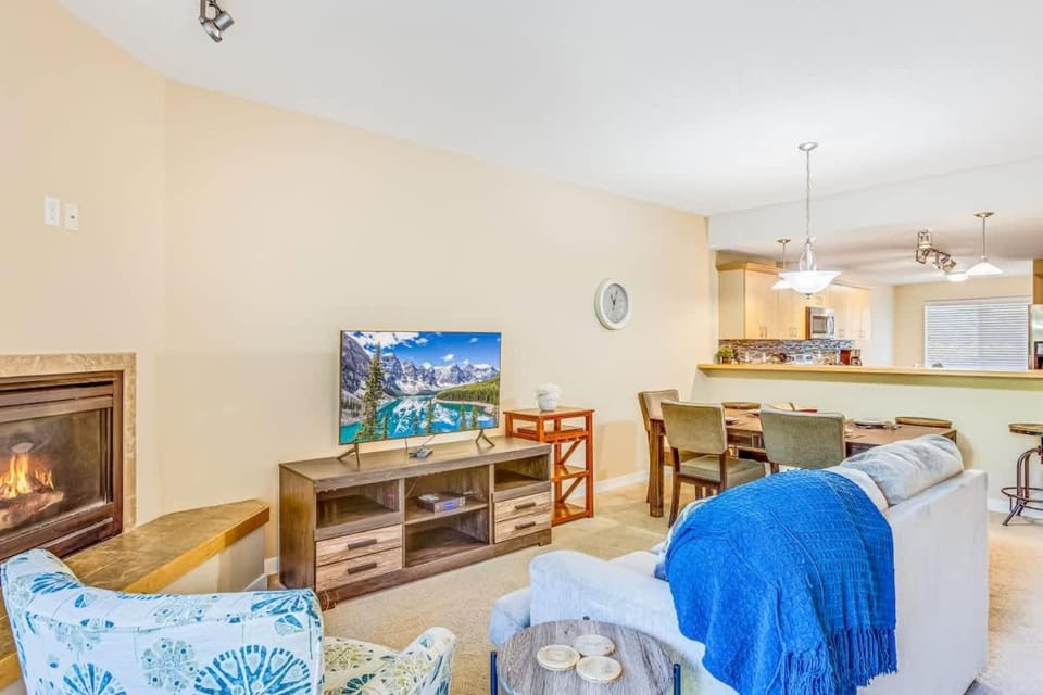 2BR Oyhut Bay Condo Fireplace Private Deck House in Ocean Shores