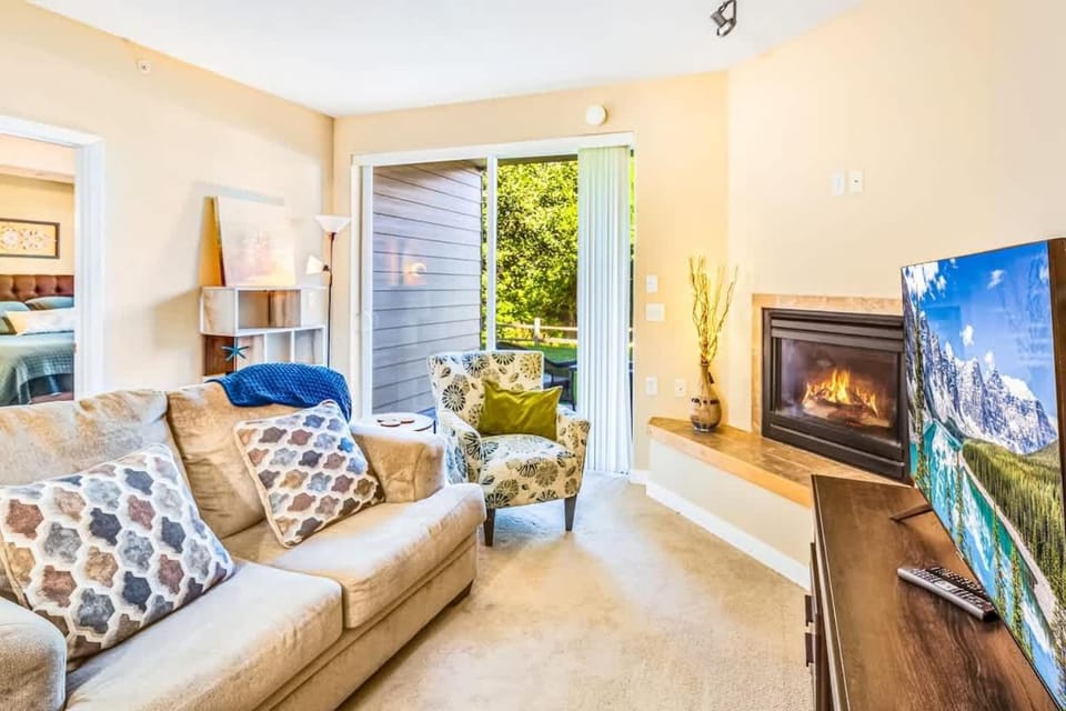2BR Oyhut Bay Condo Fireplace Private Deck House in Ocean Shores