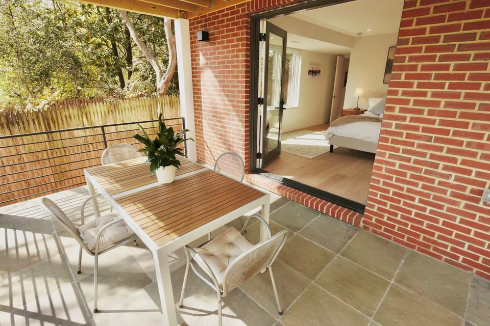 Zooside Garden Apt Sleeps 6 House in Arlington