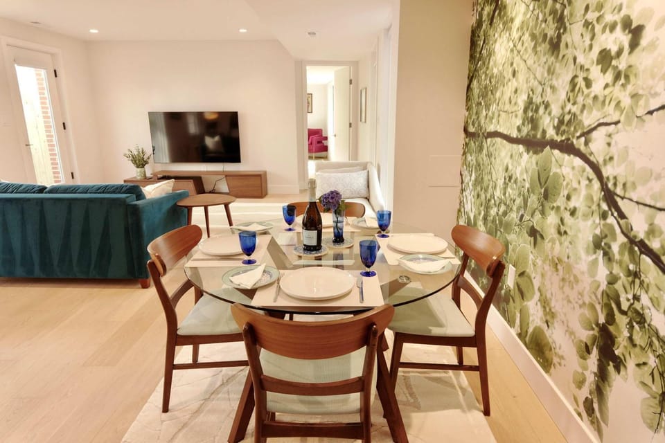 Zooside Garden Apt Sleeps 6 House in Arlington