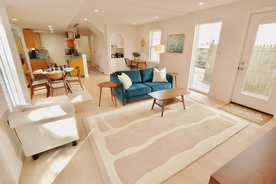 Zooside Garden Apt Sleeps 6 House in Arlington