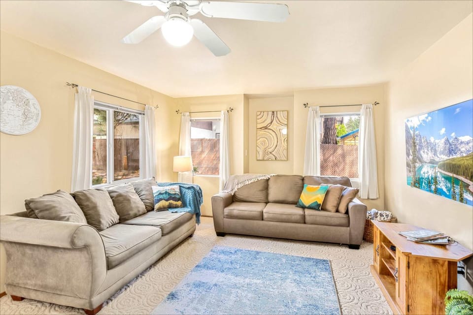 Walk to Downtown Family-Friendly Condo Dogs OK House in Leavenworth