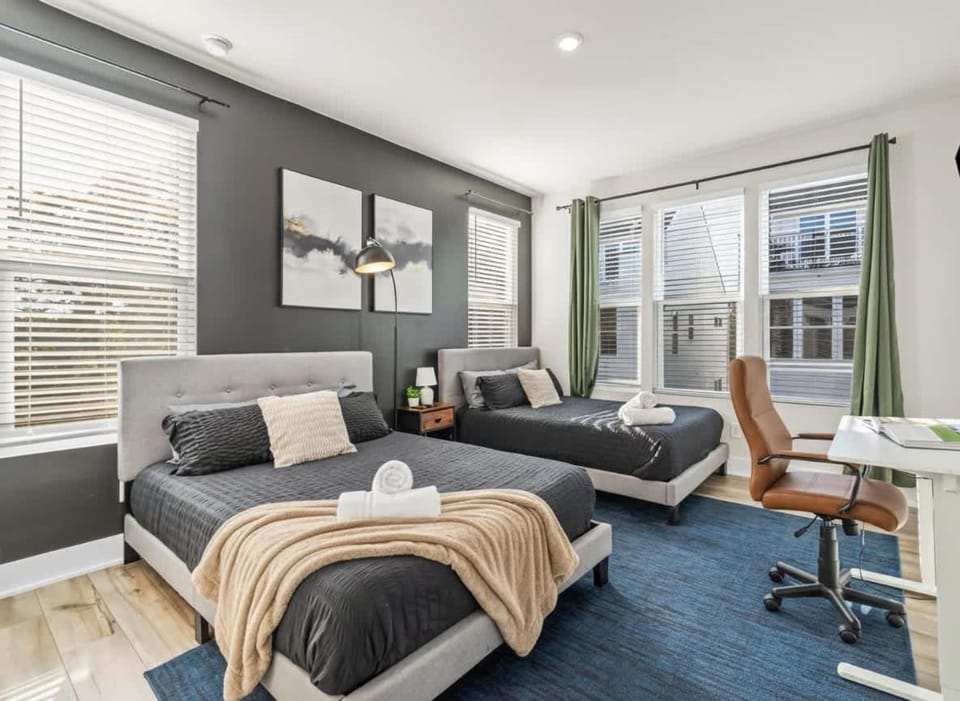 3BR Townhouse King Bed Rooftop Uptown CLT House in Charlotte