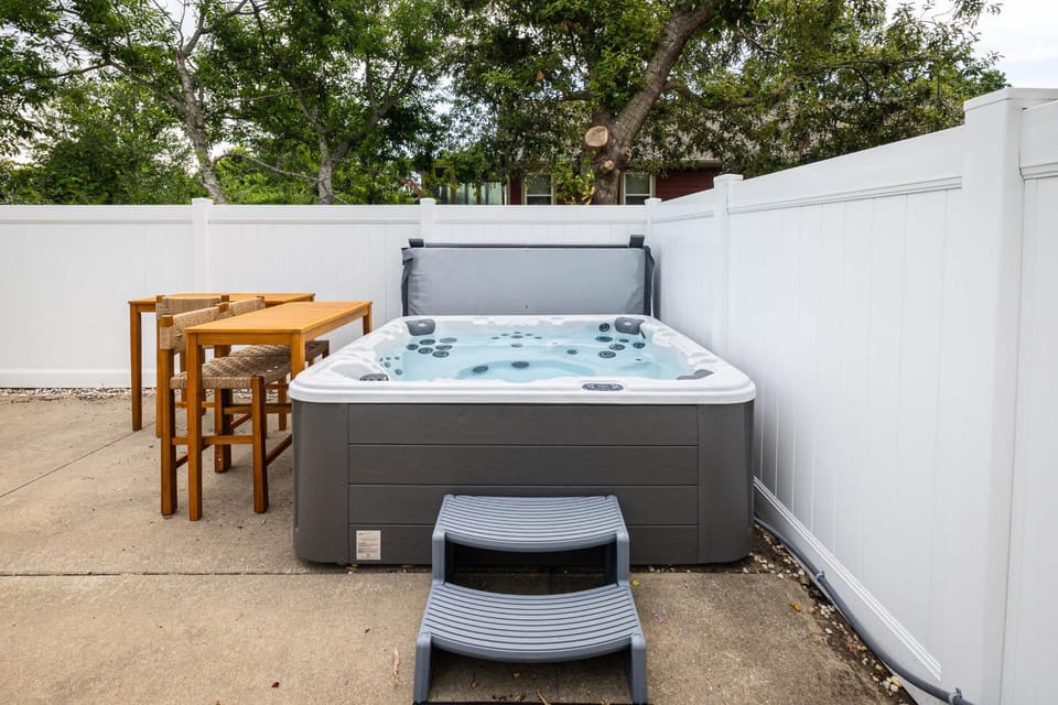 Duck Resort with Ocean Views Pool HotTub Elevator House in Duck