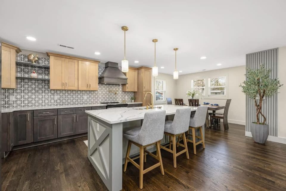 Stylish Family Retreat with Gourmet Kitchen & Fast WiFi House in Gastonia