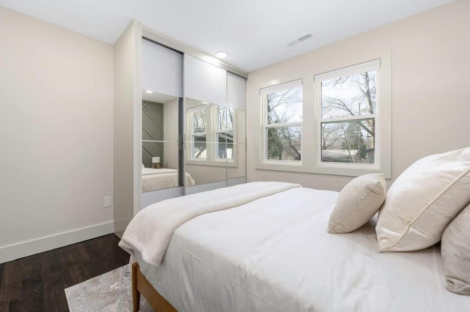Stylish Family Retreat with Gourmet Kitchen & Fast WiFi House in Gastonia